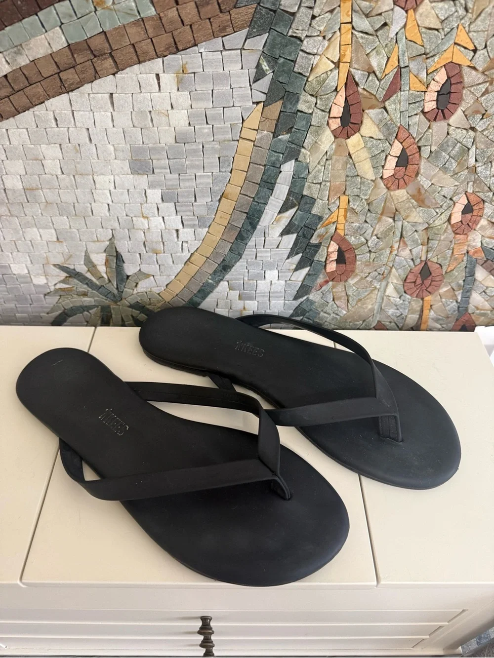 TKEES Black Minimalist Thin-Strap Flip Flop Sandals